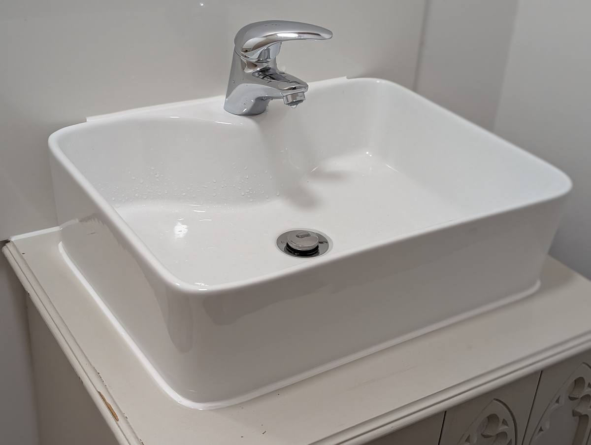 Modern basin tap and sink installation