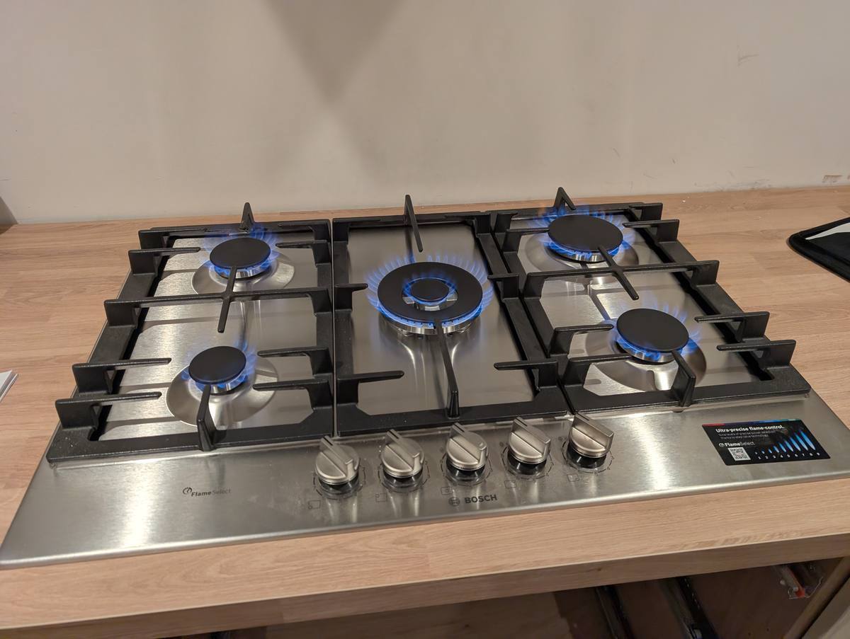 Bosch gas hob installation with blue flames